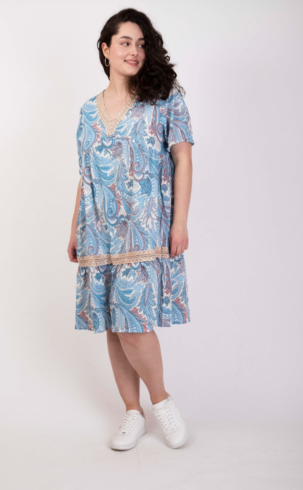 Kopie von Unwiderstehlich charmant: Kurzes Sommerkleid mit verspieltem Blumendruck - incurvy