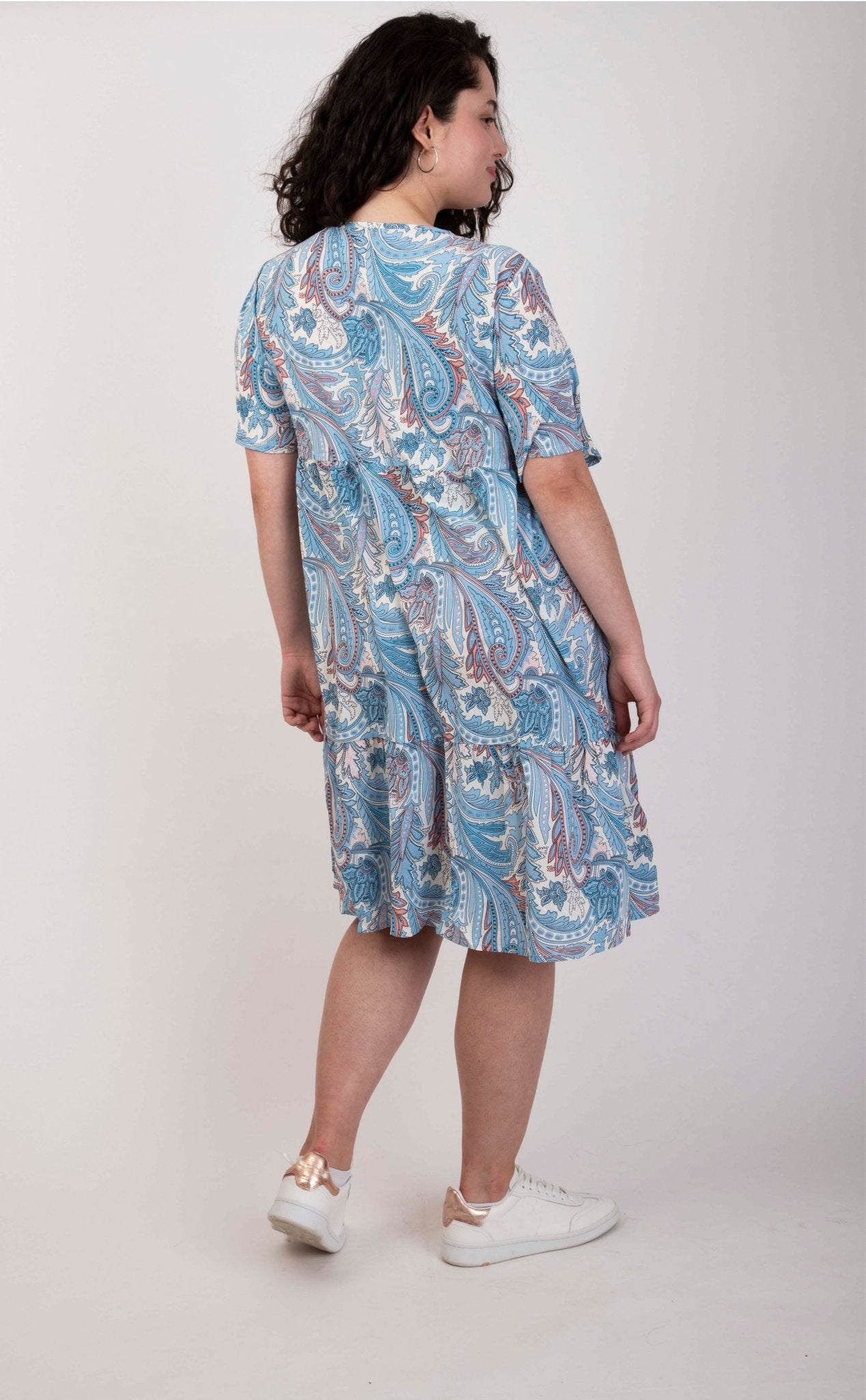 Kopie von Unwiderstehlich charmant: Kurzes Sommerkleid mit verspieltem Blumendruck - incurvy