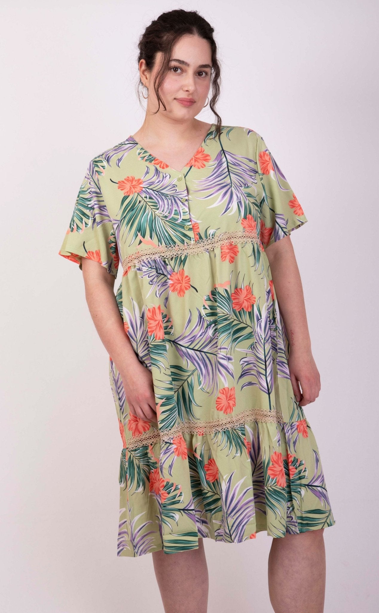 Sommerkleid mit floralem Muster: Ein luftiger Hingucker für heiße Tage - incurvy