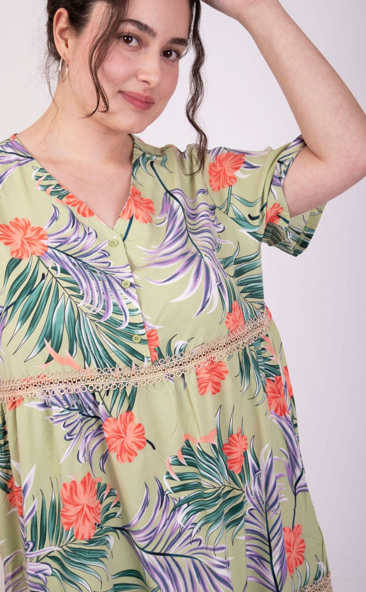 Sommerkleid mit floralem Muster: Ein luftiger Hingucker für heiße Tage - incurvy